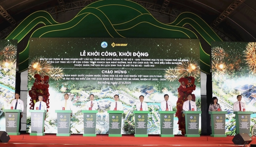 Lãnh đạo Ban chính sách, Chiến lược Trung ương và lãnh đạo TP Đà Nẵng cùng chủ đầu tư thực hiện nghi thức khởi công dự án. Ảnh Ngô Anh Văn