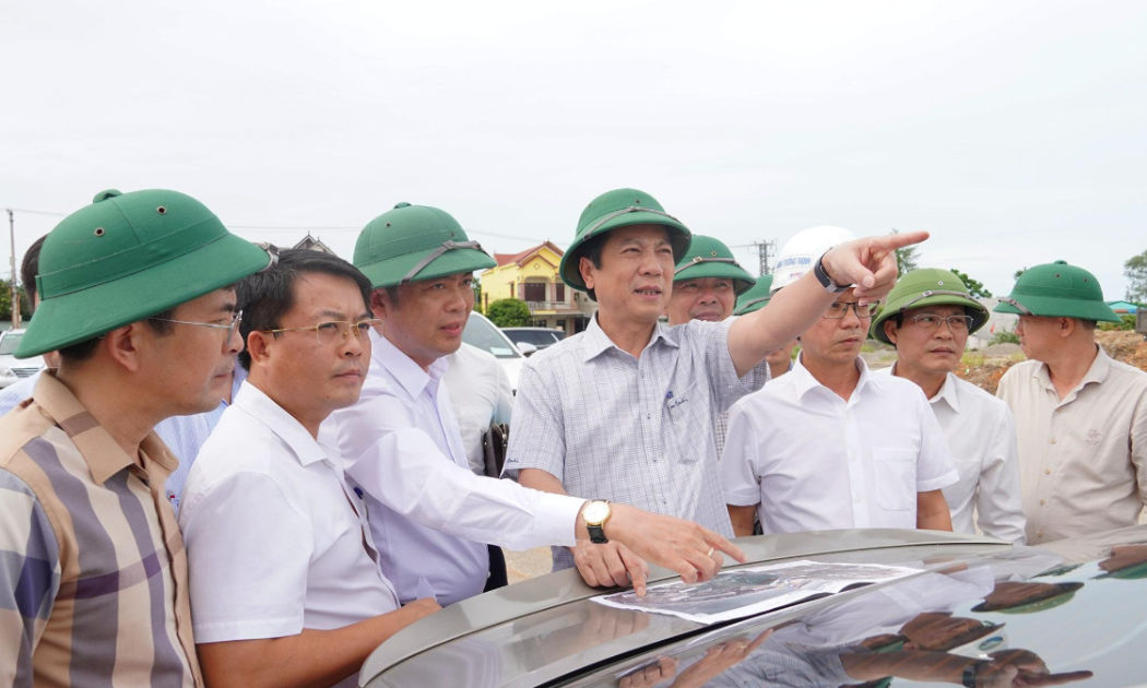 Ông Hoàng Nam, Phó Chủ tịch Thường trực UBND tỉnh Quảng Trị kiểm tra tình hình thực hiện Dự án hệ thống đường nối từ trung tâm Đồng Hới đi sân bay Đồng Hới trong chiều ngày 27/8