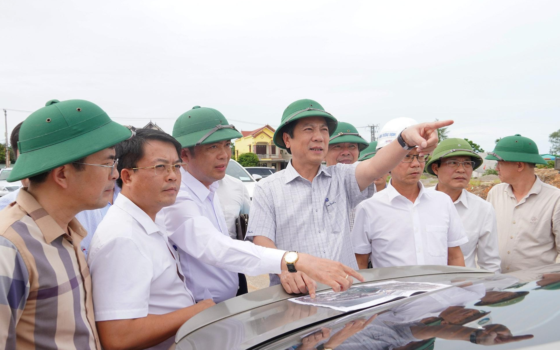 Ông Hoàng Nam, Phó Chủ tịch Thường trực UBND tỉnh Quảng Trị kiểm tra tình hình thực hiện Dự án hệ thống đường nối từ trung tâm Đồng Hới đi sân bay Đồng Hới trong chiều ngày 27/8