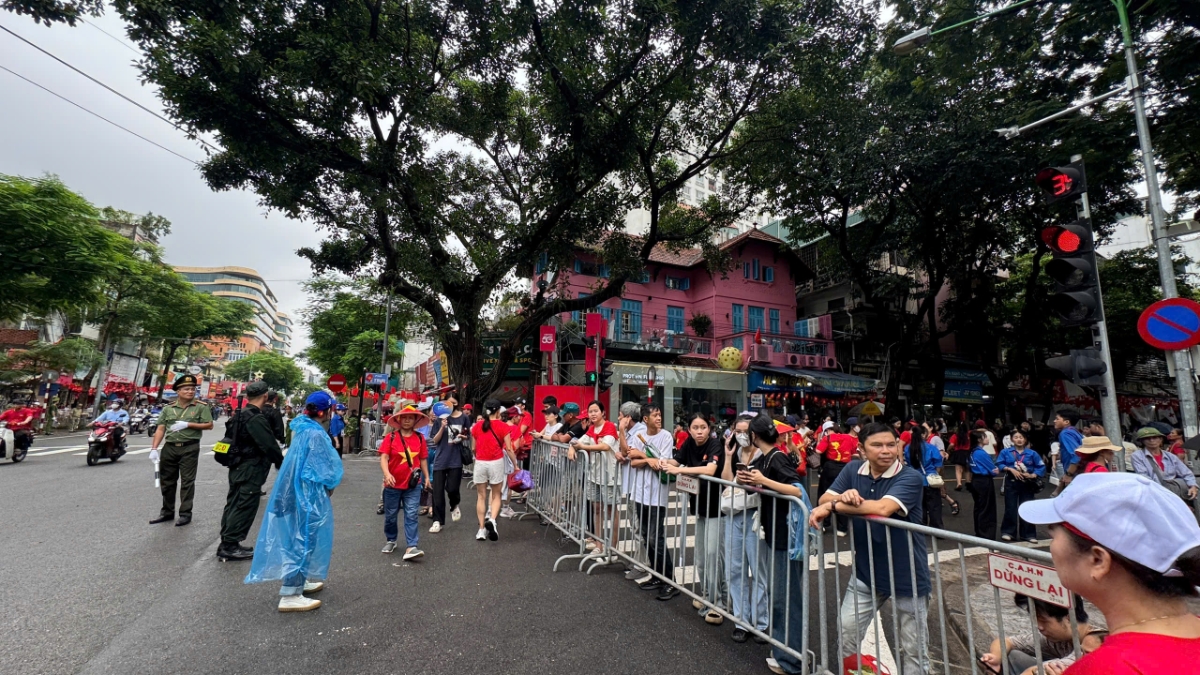 Theo kinh nghiệm từ các buổi tổng hợp luyện,&nbsp;người dân và du khách cần có mặt tại các tuyến đường có đoàn diễu binh, diễu hành đi qua trước giờ cấm đường khoảng 4 - 6 tiếng để có được điểm xem đẹp. Nếu không phải đứng vòng ngoài có góc nhìn hạn chế hơn.