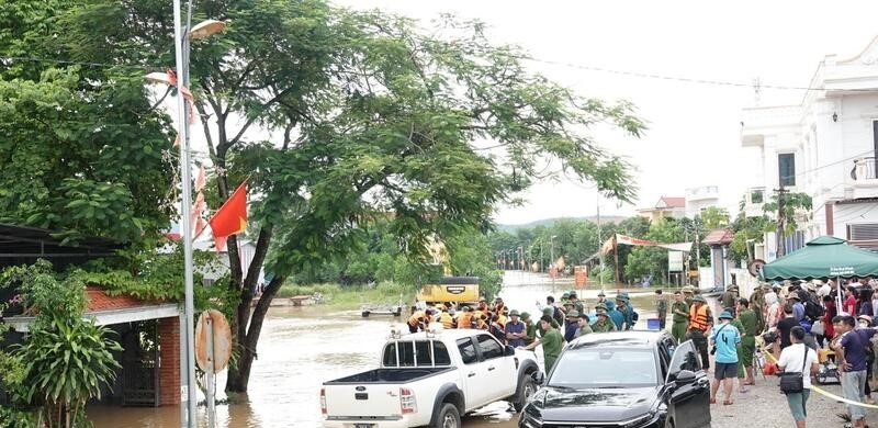 &nbsp;Trong buổi sáng, địa phương đã di dời khẩn cấp 698 hộ với hơn 2.600 nhân khẩu tại các thôn Thạch An, Thạch Toàn, Định Tân, Định Tường, Tiến Thành (xã Thạch Định cũ) đến nơi an toàn.