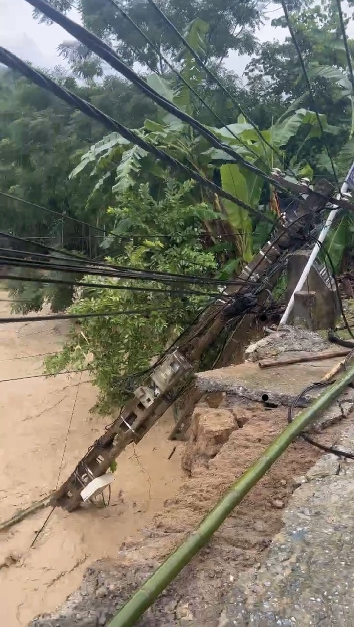 Bão số 5 làm đổ nhiều cột điện tại Thanh Hoá.