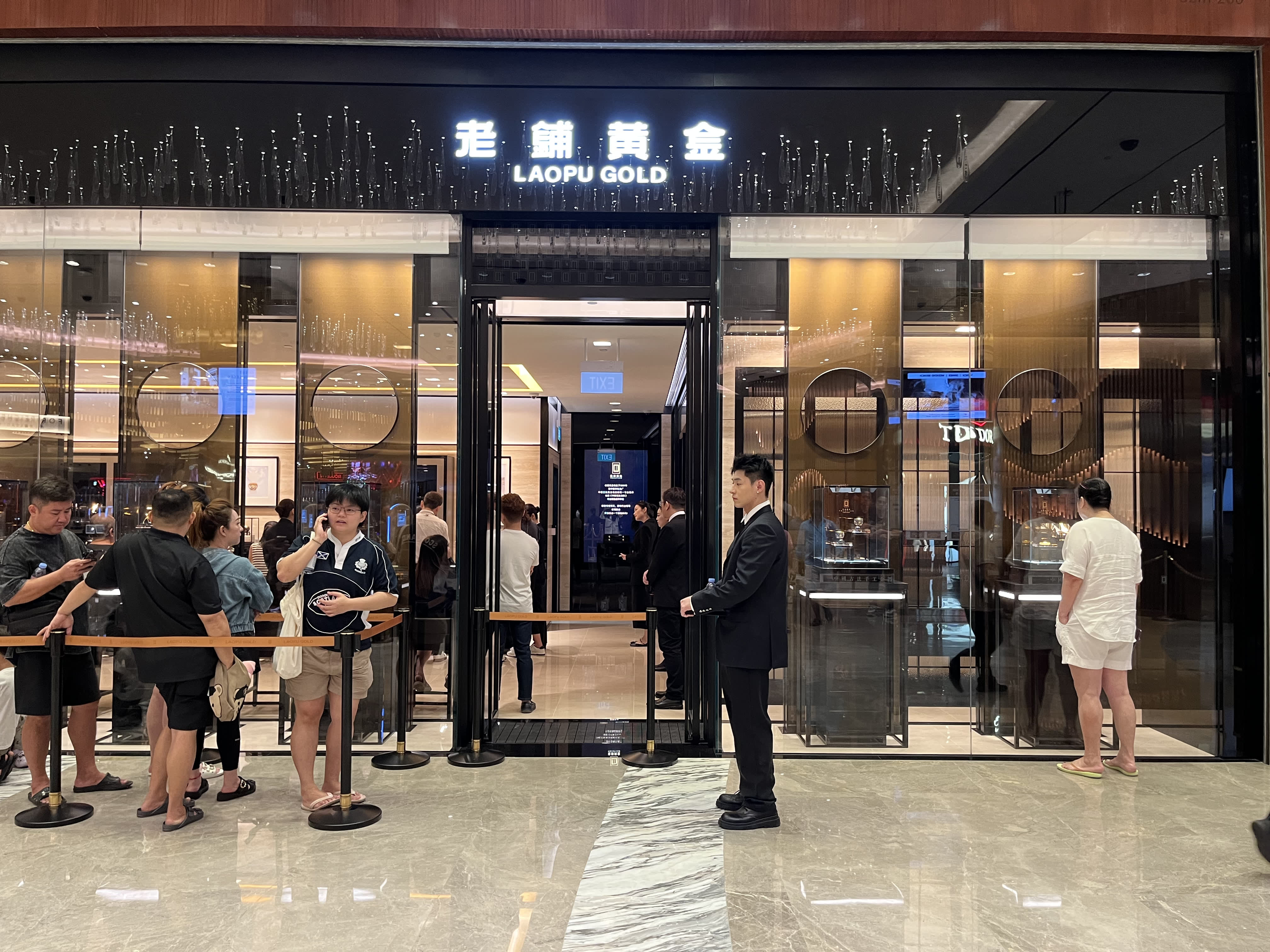 Trang sức xa xỉ Laopu đã mở cửa hàng ở Singapore.