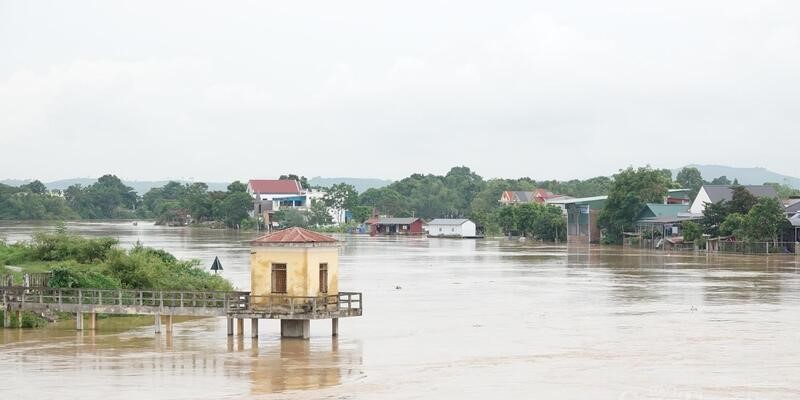 Đến cuối giờ chiều 27/8, mực nước trên sông Bưởi tiếp tục lên, đã vượt báo động III tới 1,1m, cao hơn buổi sáng cùng ngày 0,3m. Công tác hộ đê, phòng chống lũ đang được triển khai quyết liệt với tinh thần khẩn trương, nhằm giảm thiểu thấp nhất thiệt hại về người và tài sản, bảo đảm an toàn cho nhân dân.  