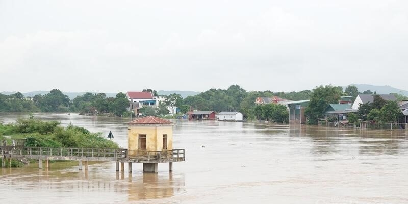 Đến cuối giờ chiều 27/8, mực nước trên sông Bưởi tiếp tục lên, đã vượt báo động III tới 1,1m, cao hơn buổi sáng cùng ngày 0,3m. Công tác hộ đê, phòng chống lũ đang được triển khai quyết liệt với tinh thần khẩn trương, nhằm giảm thiểu thấp nhất thiệt hại về người và tài sản, bảo đảm an toàn cho nhân dân.&nbsp;&nbsp;