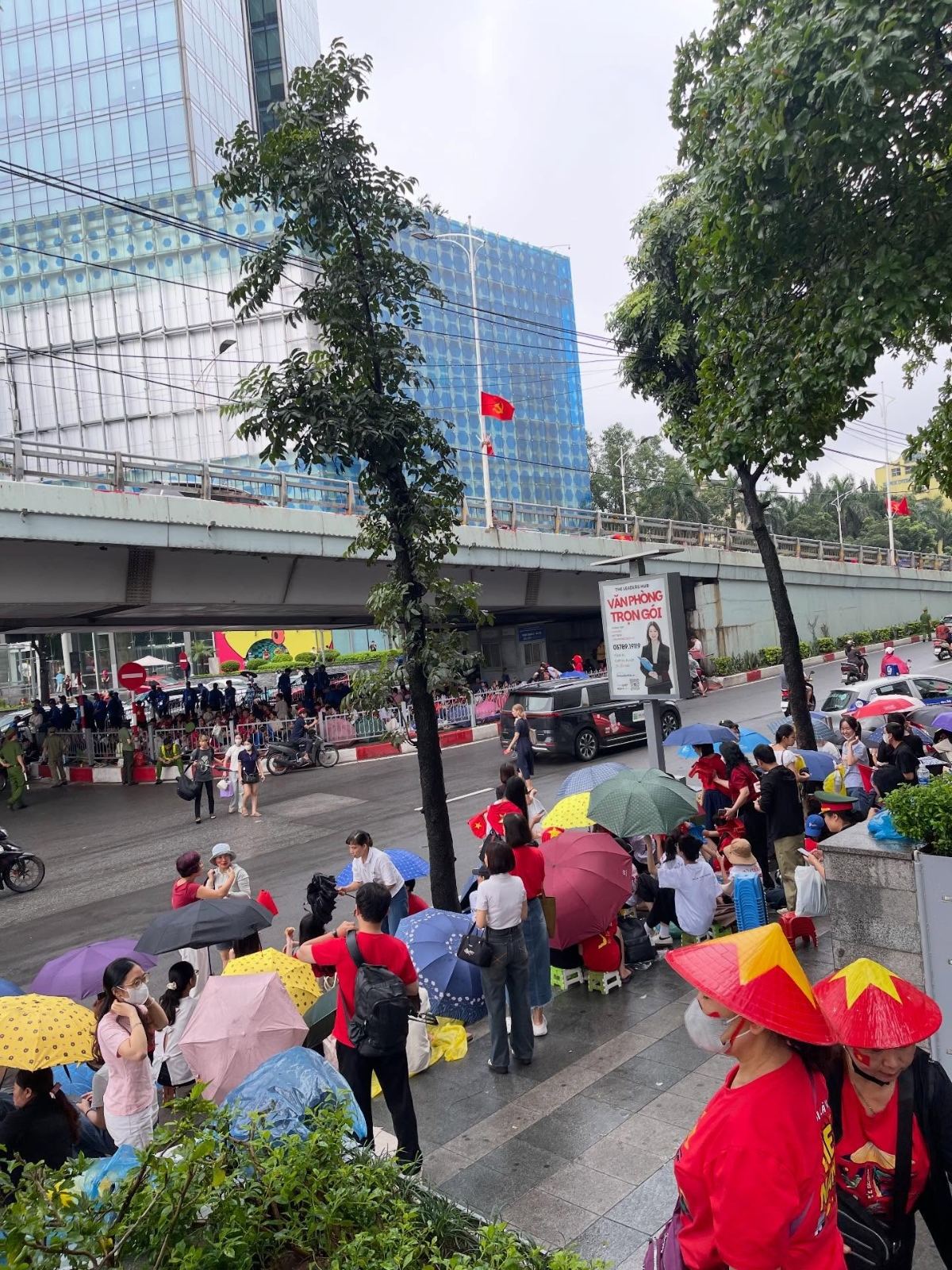 Sáng nay Hà Nội có mưa, nhiều người dân mang theo lều bạt, ô dù, ghế nhựa... và kiên nhẫn chờ đợi.