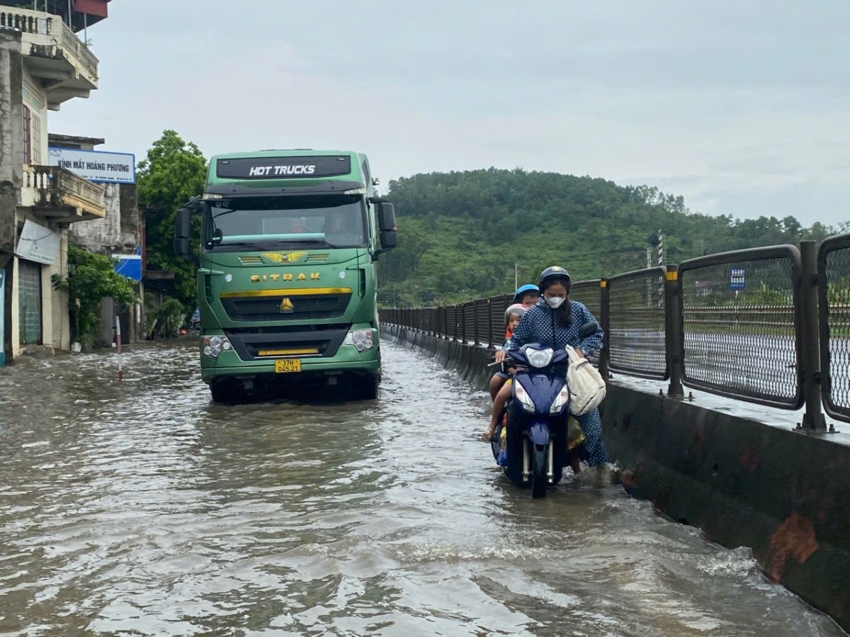 Tại khu vực trên có 3 điểm bị ngập. Mỗi điểm ngập dài khoảng 150-200m, có độ sâu trung bình từ 30 - 50cm