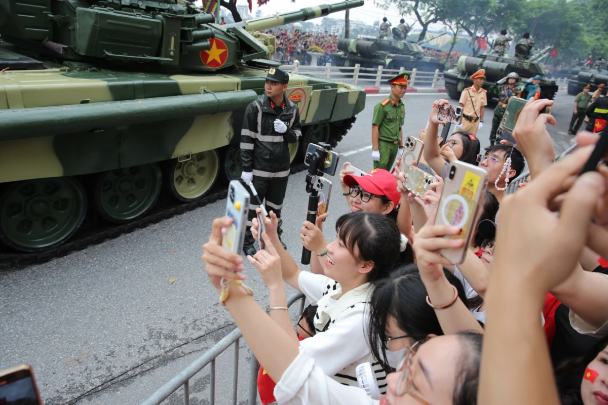 Đông đảo các bạn trẻ và nhiều gia đình chuẩn bị đầy đủ đồ ăn để giữ sức theo dõi buổi Sơ duyệt diễu binh, diễu hành dịp kỷ niệm 80 năm Cách mạng Tháng Tám và Quốc khánh 2/9.
