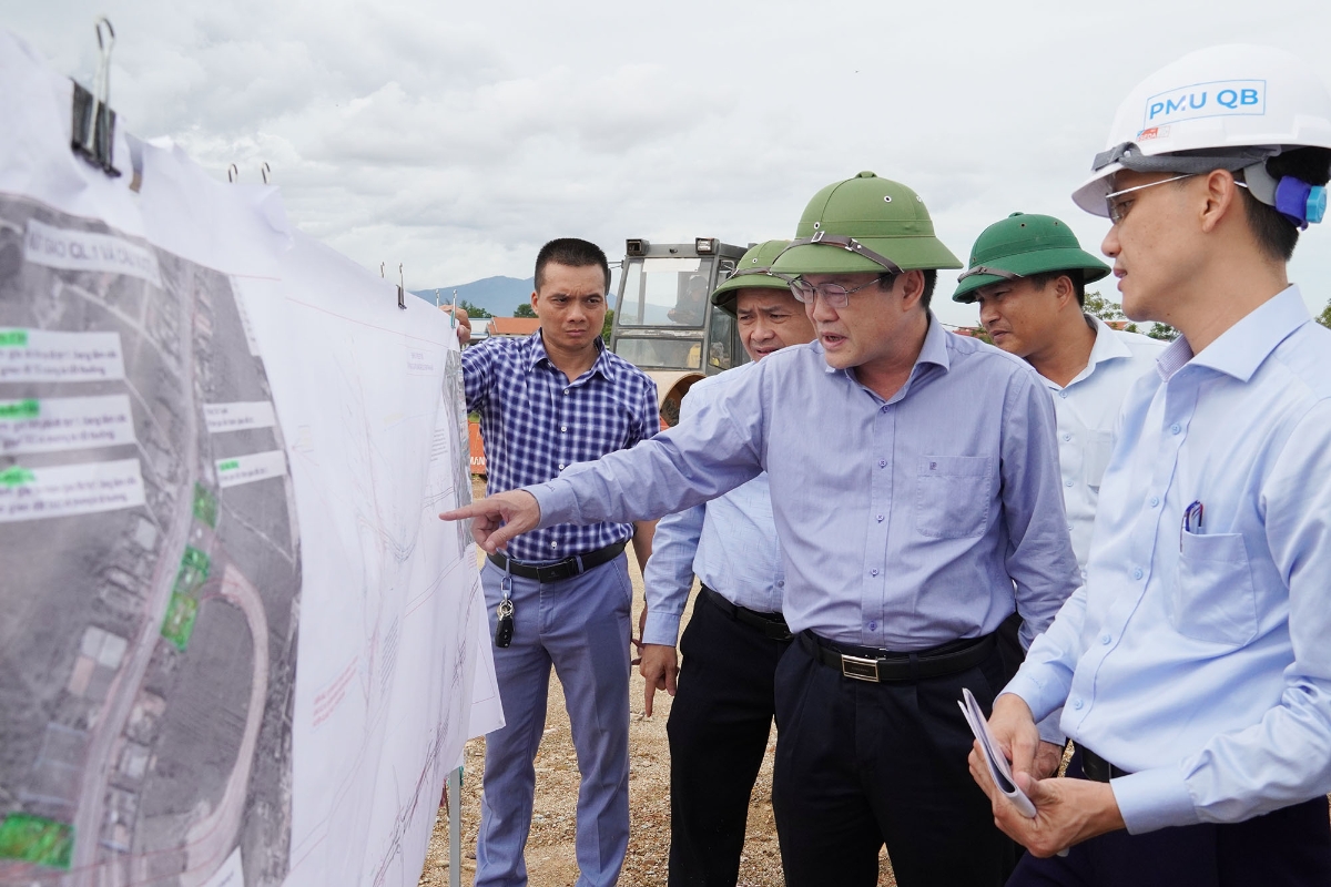 Ông Phan Phong Phú, Phó Chủ tịch UBND tỉnh Quảng Trị đi kiểm tra tiến độ thi công dự án trong chiều ngày 27/8