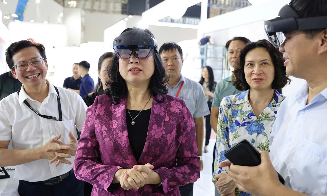 Bộ trưởng Bộ Y tế Đào Hồng Lan cùng đoàn công tác của Bộ Y tế tham quan khu trưng bày Bộ Y tế “Y tế Việt Nam - Hành trình 80 năm vì sức khỏe Nhân dân”.