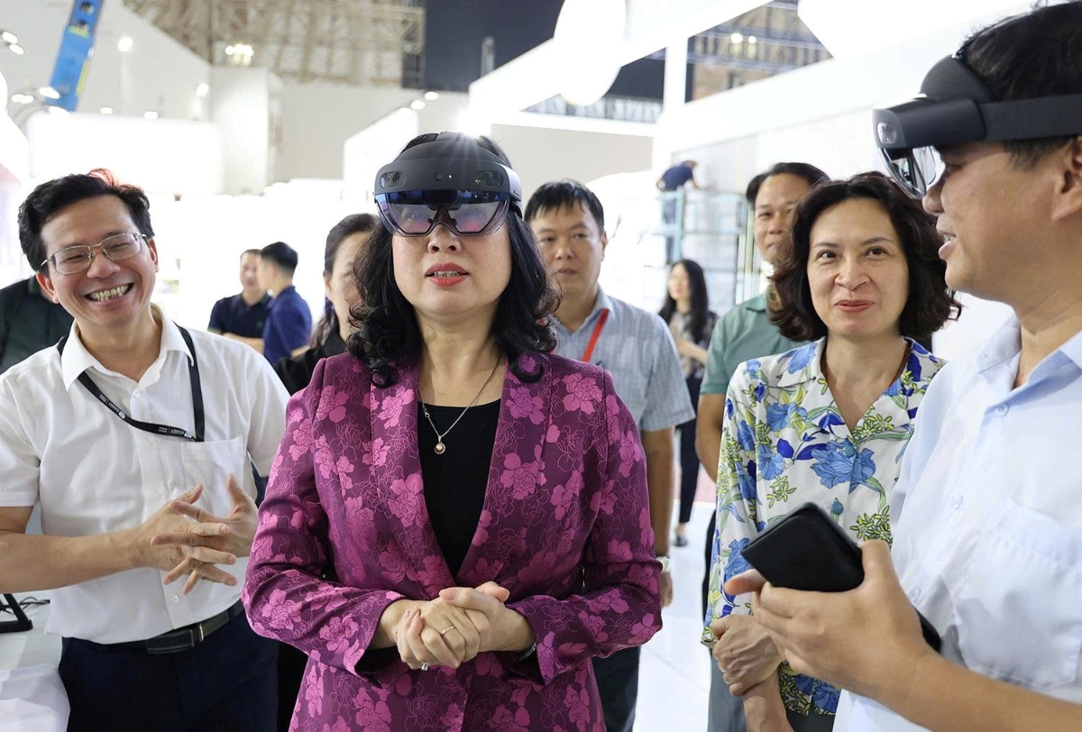 Bộ trưởng Bộ Y tế Đào Hồng Lan cùng đoàn công tác của Bộ Y tế tham quan khu trưng bày Bộ Y tế “Y tế Việt Nam - Hành trình 80 năm vì sức khỏe Nhân dân”.