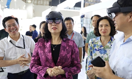 Bộ trưởng Bộ Y tế Đào Hồng Lan cùng đoàn công tác của Bộ Y tế tham quan khu trưng bày Bộ Y tế “Y tế Việt Nam - Hành trình 80 năm vì sức khỏe Nhân dân”.
