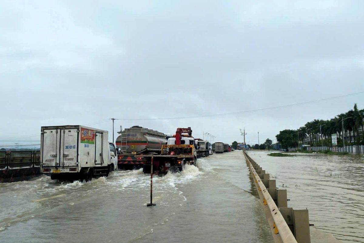 Ngày 27/8, mưa lớn kéo dài, nước các sông dâng cao khiến quốc lộ 1A đoạn qua hai xã Hà Trung và Hoạt Giang (tỉnh Thanh Hóa) bị ngập nặng, các phương tiện lưu thông khó khăn.