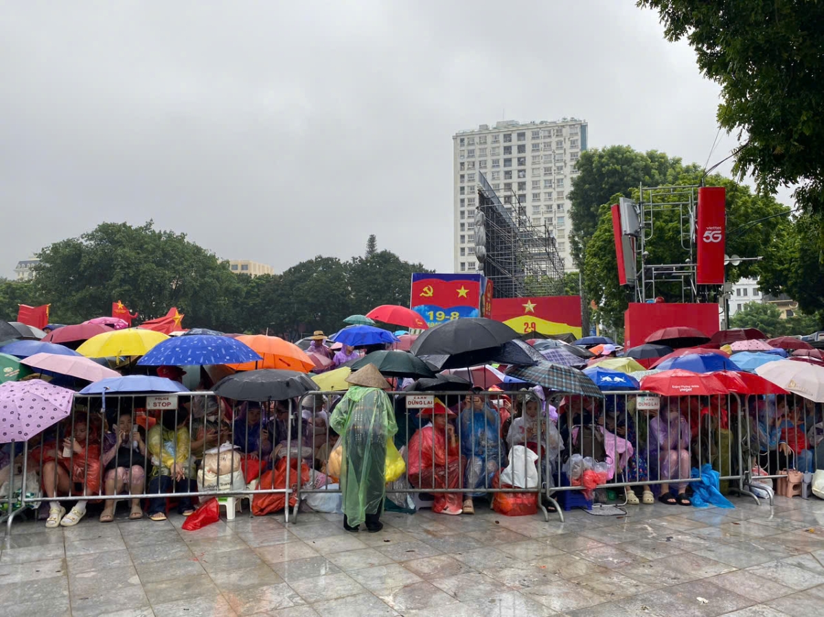 Mặc dù Lễ sơ duyệt diễu binh, diễu hành tại Quảng trường Ba Đình dự kiến diễn ra vào tối 27/8, nhưng từ sáng sớm, đông đảo người dân đã tập trung tại các tuyến phố như: Trần Phú, Hùng Vương, Liễu Giai, Nguyễn Thái Học… để 