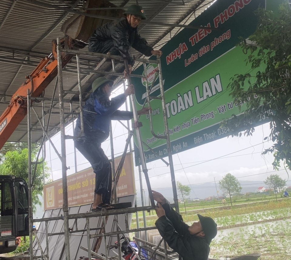 Ngày 27/8, Đồn Biên phòng Diễn Thành (Nghệ An) cử lực lượng giúp các hộ gia đình trên địa bàn khắc phục hậu quả do bão số 5 gây ra.