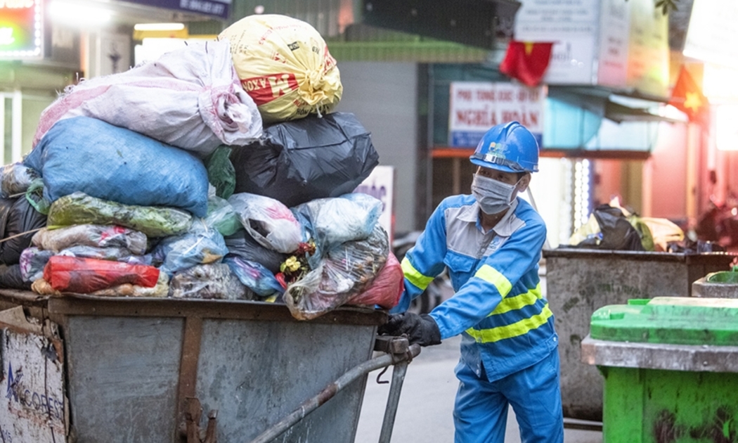 Theo thống kê sơ bộ, mỗi ngày toàn thành phố phát sinh khoảng 7.000 - 8.000 tấn rác thải sinh hoạt.