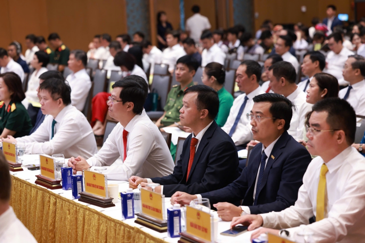 Ông Phạm Quang Thắng, Phó Tổng giám đốc Techcombank (thứ 3, từ trái sang) đại diện Ngân hàng tham dự và nhận bằng khen của Thủ tướng Chính phủ. Ảnh: Dương Giang - TTXVN.