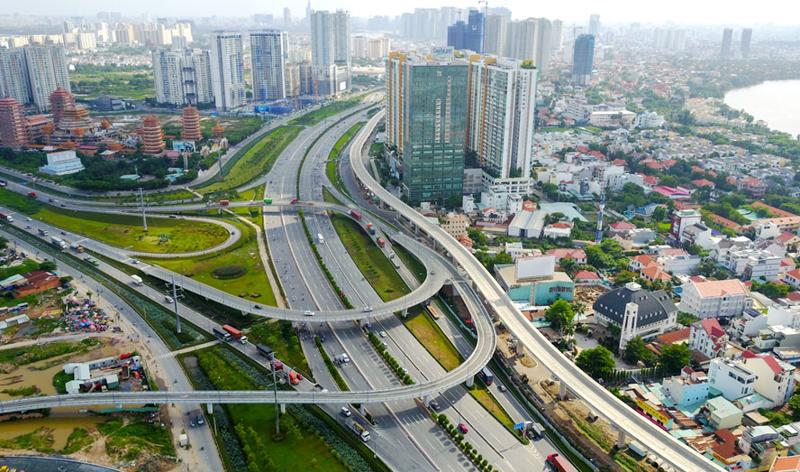Nhiều tuyến đường mới hiện đại đã được xây dựng tại Việt Nam.