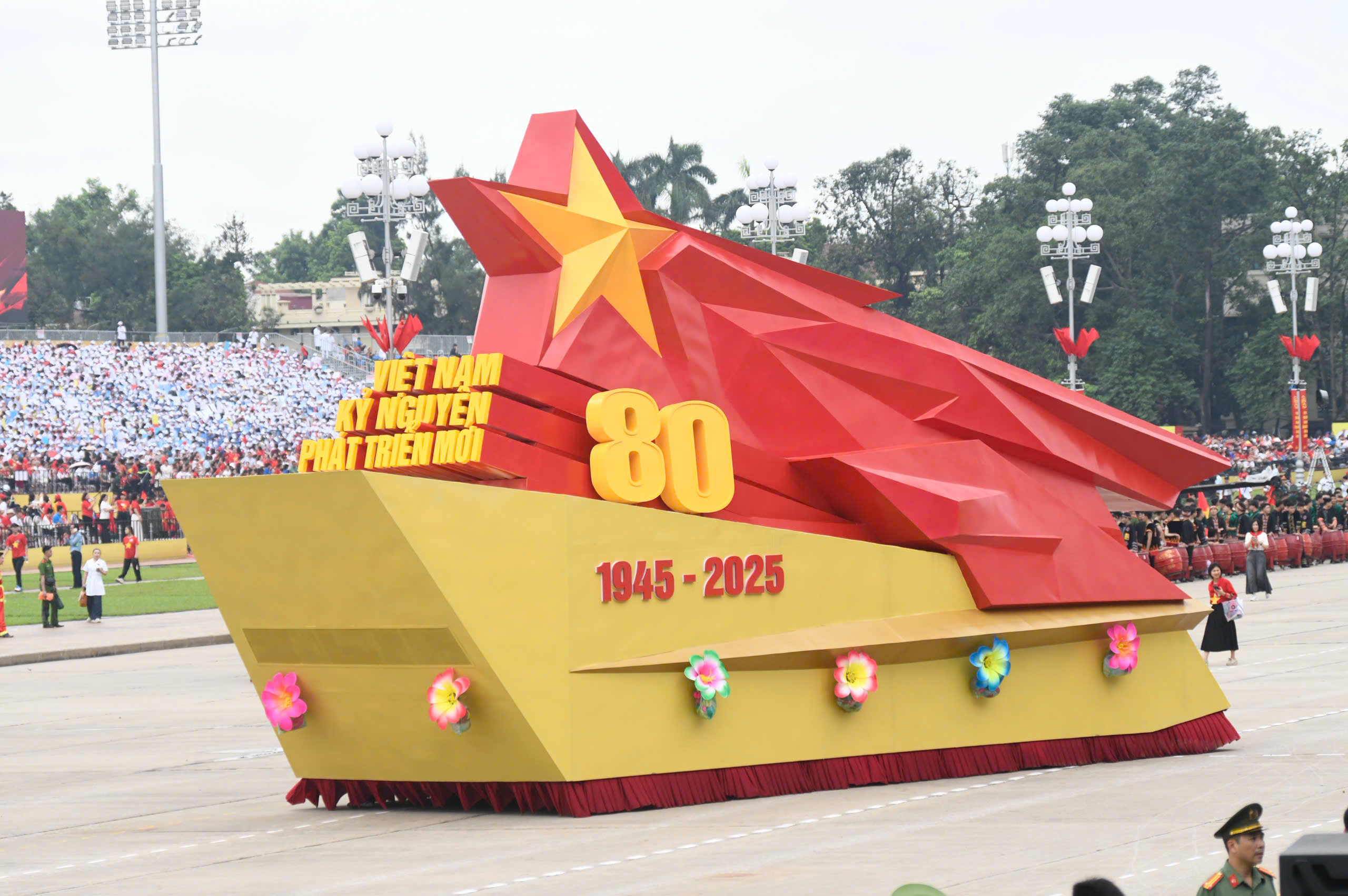 Không khí tại quảng trường đã khá náo nhiệt với các khối đứng, khối đồng diễn, múa rồng, múa trống... 