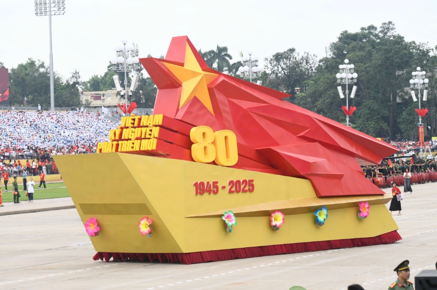 Không khí tại quảng trường đã khá náo nhiệt với các khối đứng, khối đồng diễn, múa rồng, múa trống... 