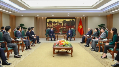 PM urges Samsung to expand high-tech, R&D investment in Vietnam