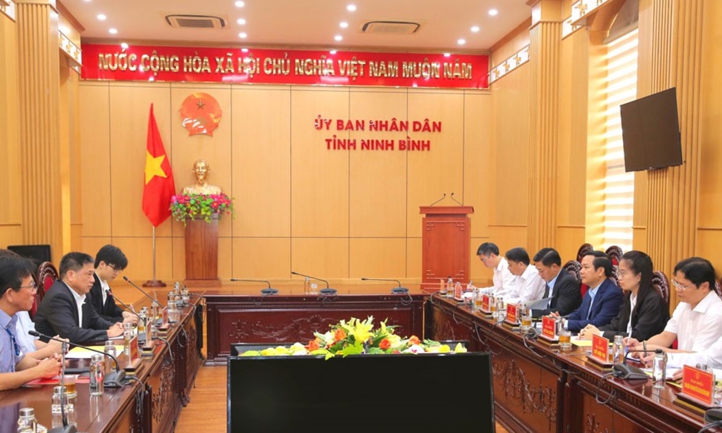 Chủ tịch UBND tỉnh Phạm Quang Ngọc tiếp và làm việc với Tập đoàn AUO. Ảnh: Báo Ninh Bình