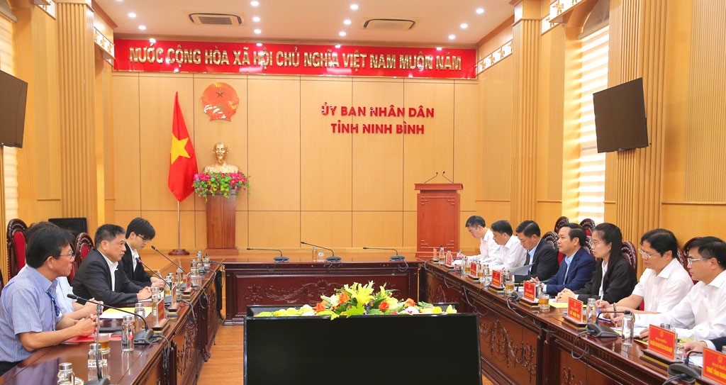 Chủ tịch UBND tỉnh Phạm Quang Ngọc tiếp và làm việc với Tập đoàn AUO. Ảnh: Báo Ninh Bình