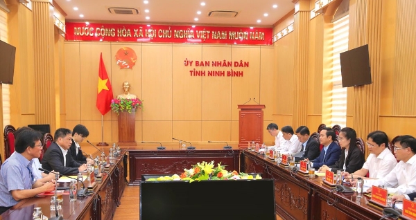 Chủ tịch UBND tỉnh Phạm Quang Ngọc tiếp và làm việc với Tập đoàn AUO. Ảnh: Báo Ninh Bình