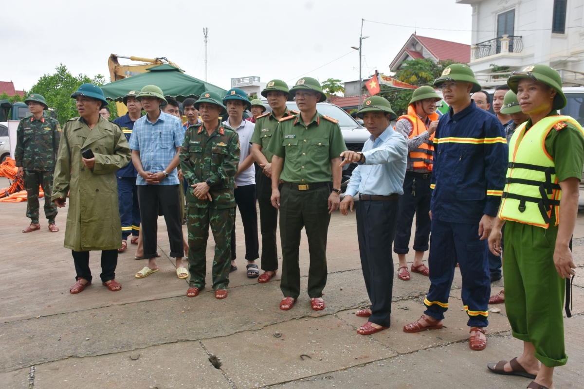 Ban Chỉ huy tiền phương đã được thành lập tại hiện trường để chỉ đạo trực tiếp. Các tổ công tác được phân bổ bám sát từng thôn và tuyến đường bị chia cắt, phối hợp lực lượng công an, quân sự, dân quân tự vệ, cùng lực lượng xung kích để tuần tra, canh gác đê, đồng thời hỗ trợ sơ tán người già, trẻ em, phụ nữ, vận chuyển nhu yếu phẩm cho người dân vùng ngập. Sáng ngày 27/8, Bí thư tỉnh uỷ Thanh Hoá đã trực tiếp có mặt tại địa bàn để chỉ đạo công tác khắc phục