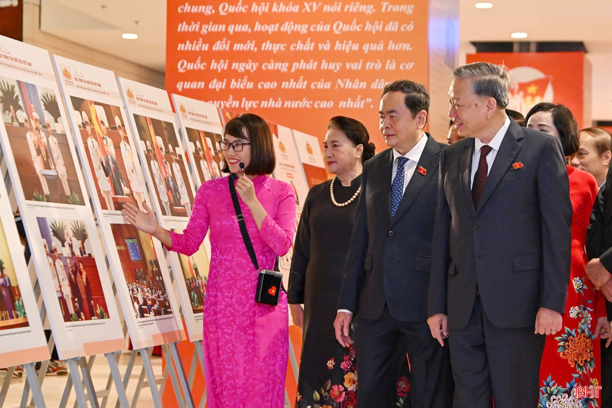 Tổng Bí thư Tô Lâm và Chủ tịch Quốc hội Trần Thanh Mẫn cùng lãnh đạo, nguyên lãnh đạo Đảng, Nhà nước, Mặt trận Tổ quốc Việt Nam, các đại biểu tham quan Triển lãm ảnh 