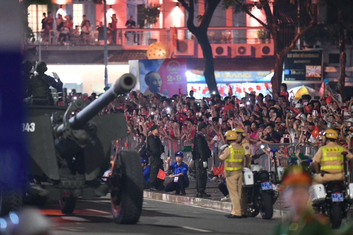 Các khối xe, pháo, khí tài sau khi diễu binh, diễu hành qua quảng trường Ba Đình thì bắt đầu tỏa ra các tuyến phố.