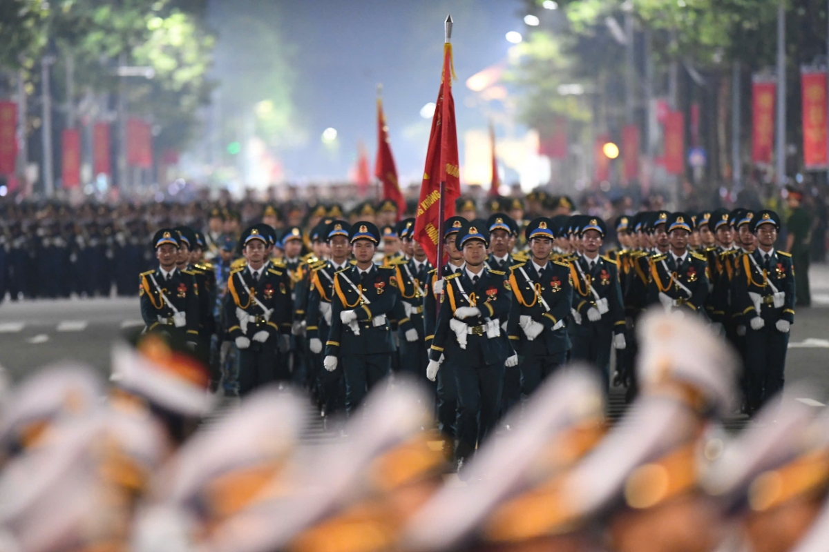 Lễ sơ duyệt bắt đầu lúc 20h, kéo dài khoảng 2 tiếng, với 43 khối đi, 18 khối đứng cùng nhiều khối xe pháo quân sự, đặc chủng công an, 13 khối quần chúng.