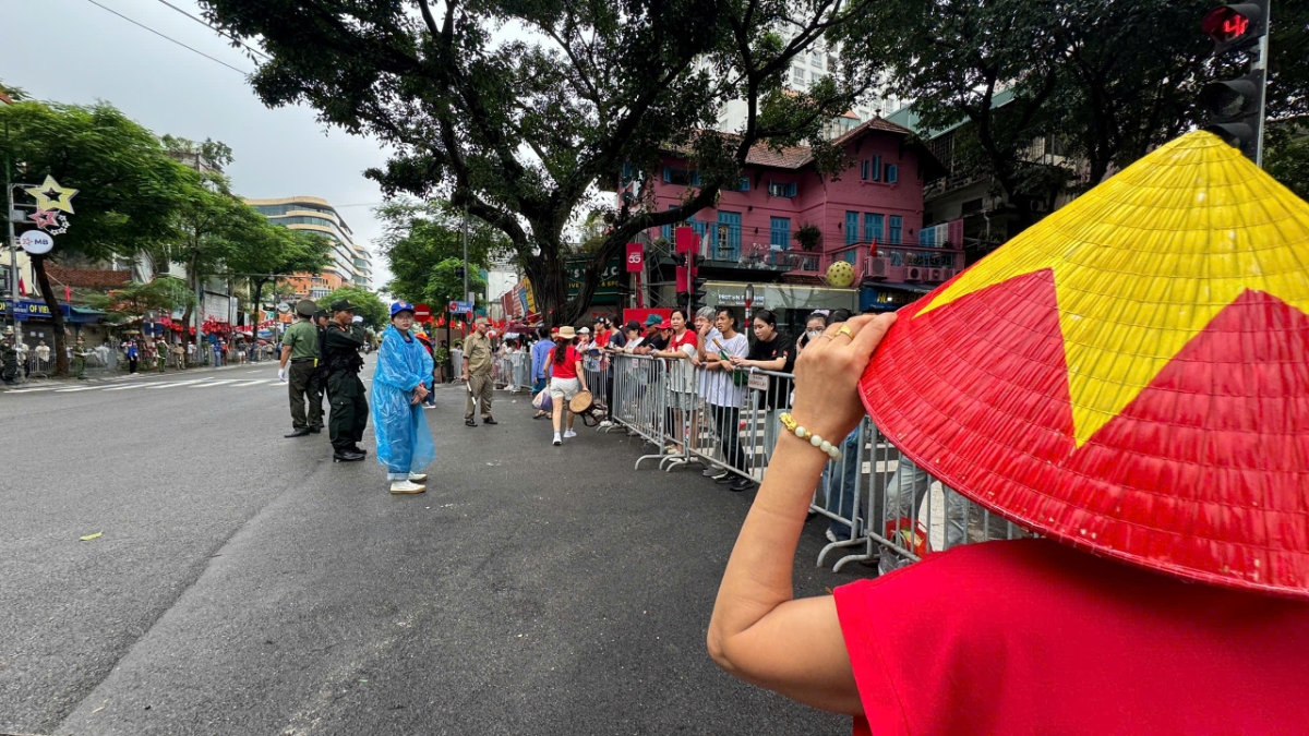 Người dân và du khách cần tuân theo hướng dẫn của lực lượng chức năng, không mang đồ cồng kềnh, đồ cấm vào buổi lễ, không vứt rác bừa bãi. Nhường chỗ cho cựu chiến binh, người già và trẻ nhỏ. Ứng xử văn minh khi đi xem diễu binh, diễu hành.