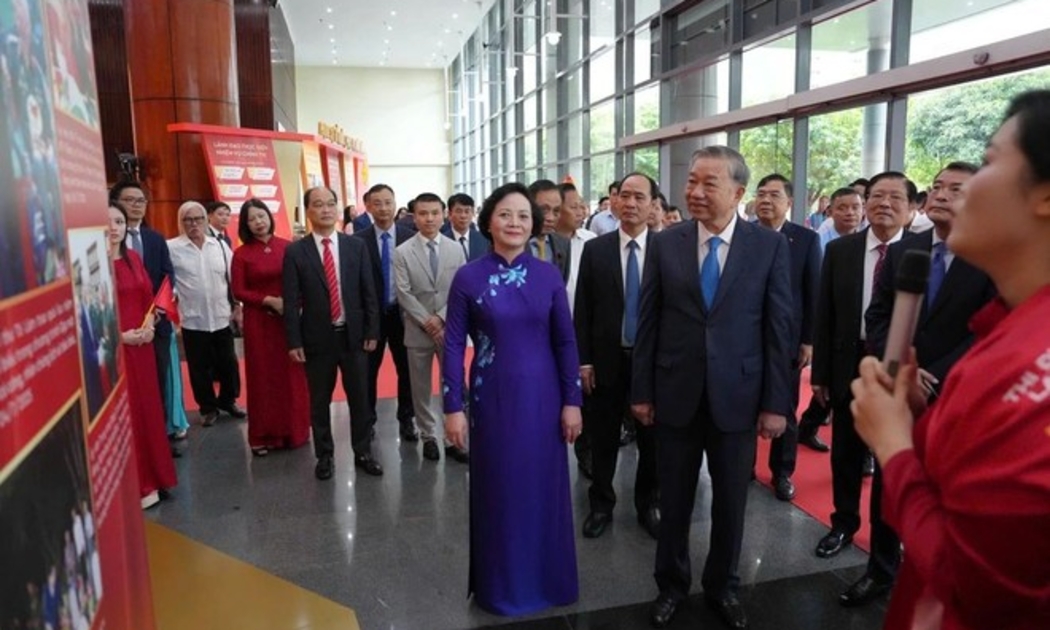 Tổng Bí thư Tô Lâm tham quan triển lãm về 80 năm lịch sử ngành Nội vụ. Ảnh: Hải Long.