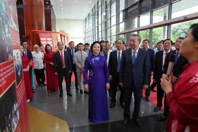 Tổng Bí thư Tô Lâm tham quan triển lãm về 80 năm lịch sử ngành Nội vụ. Ảnh: Hải Long.