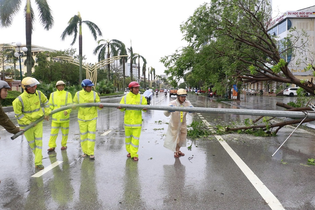 Lực lượng CSGT di chuyển cột điện bị đổ