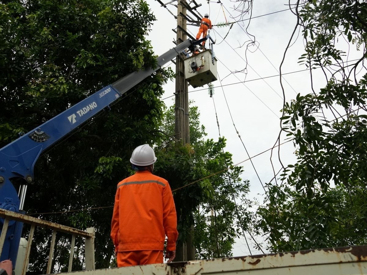 Công ty Điện lực Nghệ An dồn hết tổng lực, nỗ lực khắc phục sự cố nhằm cấp điện trở lại sớm nhất có thể để phục vụ nhân dân trên địa bàn.