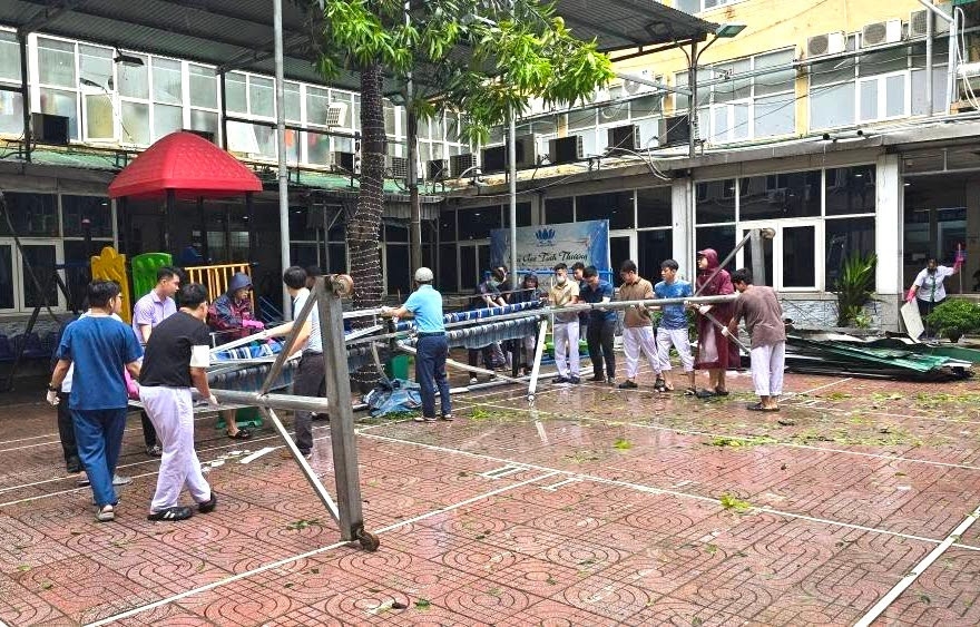 Bệnh viện sản nhi Nghệ An chịu thiệt hại nặng do bão số gây ra. Lực lượng chức năng cùng cán bộ, bác sỹ ,nhân viên bệnh viện tích cực dọn dẹp, khắc phục hậu quả.