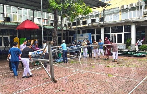 Bệnh viện sản nhi Nghệ An chịu thiệt hại nặng do bão số gây ra. Lực lượng chức năng cùng cán bộ, bác sỹ ,nhân viên bệnh viện tích cực dọn dẹp, khắc phục hậu quả.