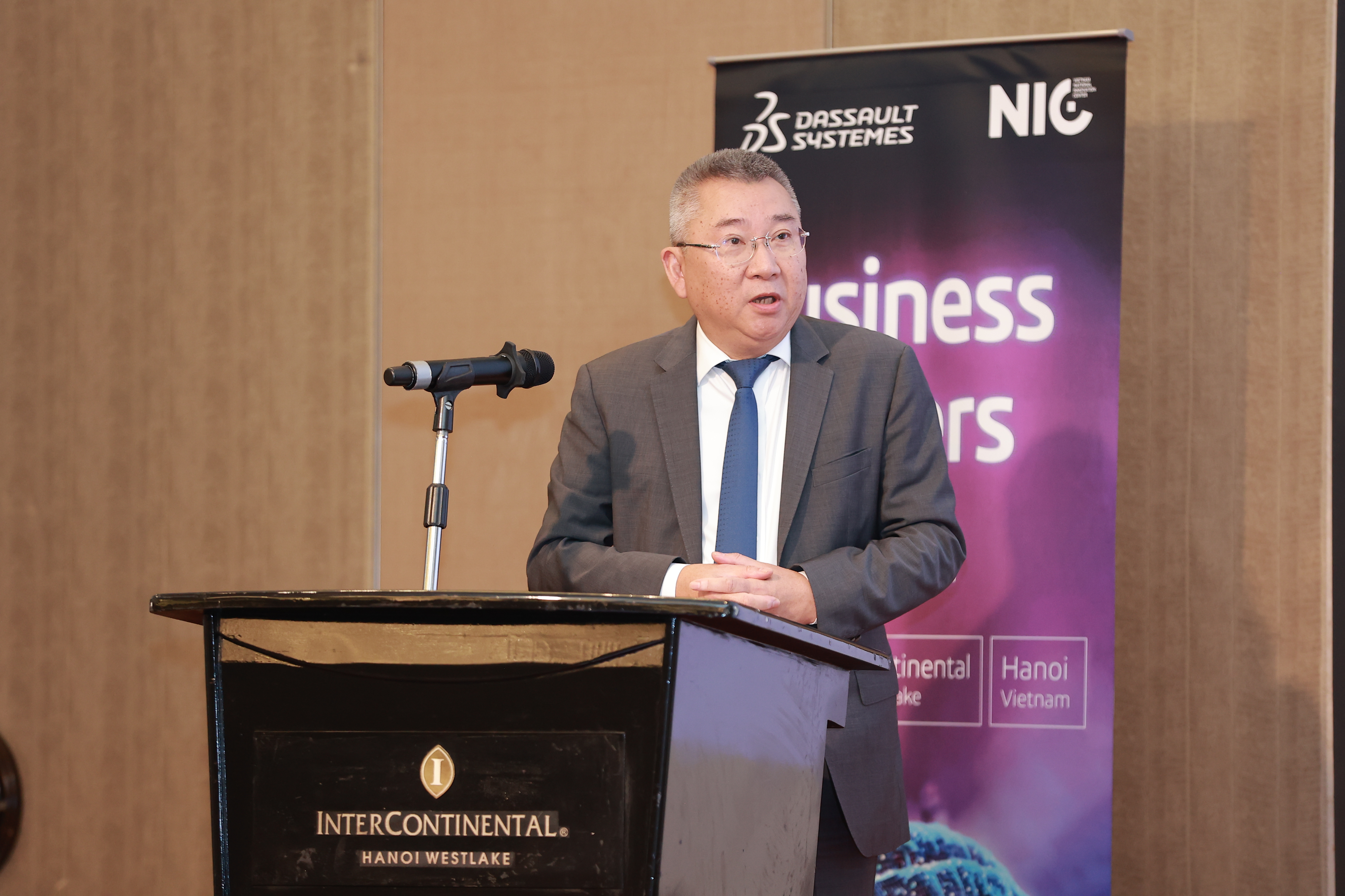 ông Samson Khaou, Phó Chủ tịch thường trực, phụ trách khu vực Châu Á - Thái Bình Dương của Dassault Systèmes, cho rằng các tập đoàn toàn cầu sẽ góp phần giúp Việt Nam trở thành một mắt xích tin cậy trong chuỗi cung ứng bán dẫn trong khu vực và trên toàn cầu.