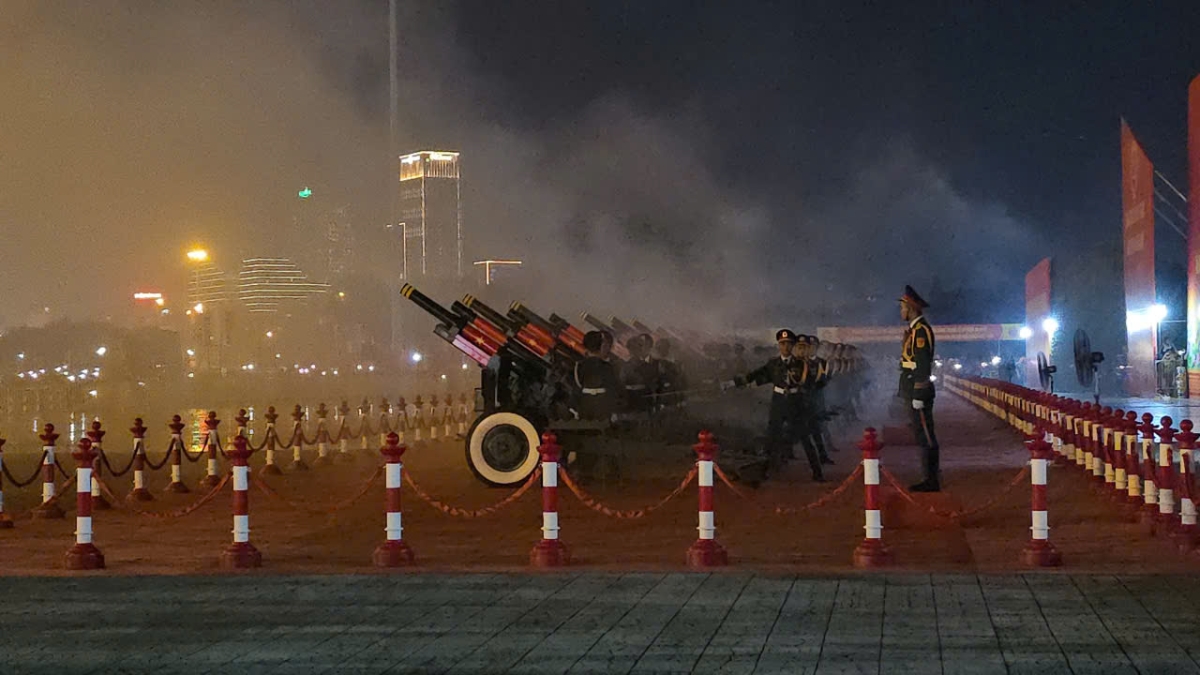 21 phát đại bác khai hỏa tại sân vận động Mỹ Đình để chào mừng Quốc ca Việt Nam.