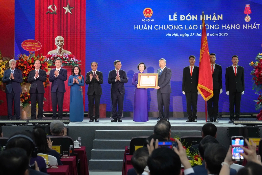 Tổng Bí thư Tô Lâm trao tặng Bộ Nội vụ Huân chương Lao động hạng Nhất; và bằng khen tới Bộ. Ảnh: Hải Long.
