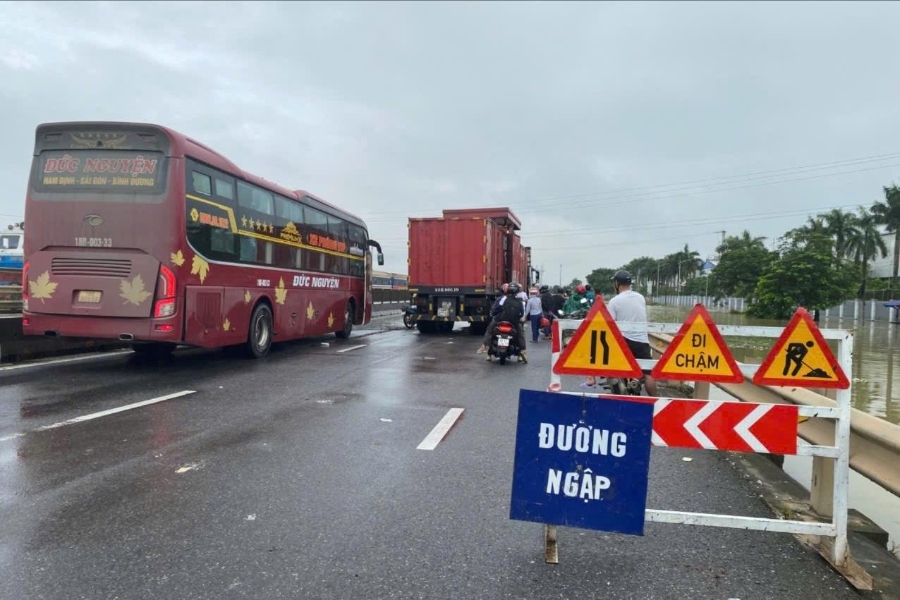 Lực lượng chức năng đặt biển cảnh cáo, hướng dẫn các phương tiện lưu thông qua đây đảm bảo an toàn