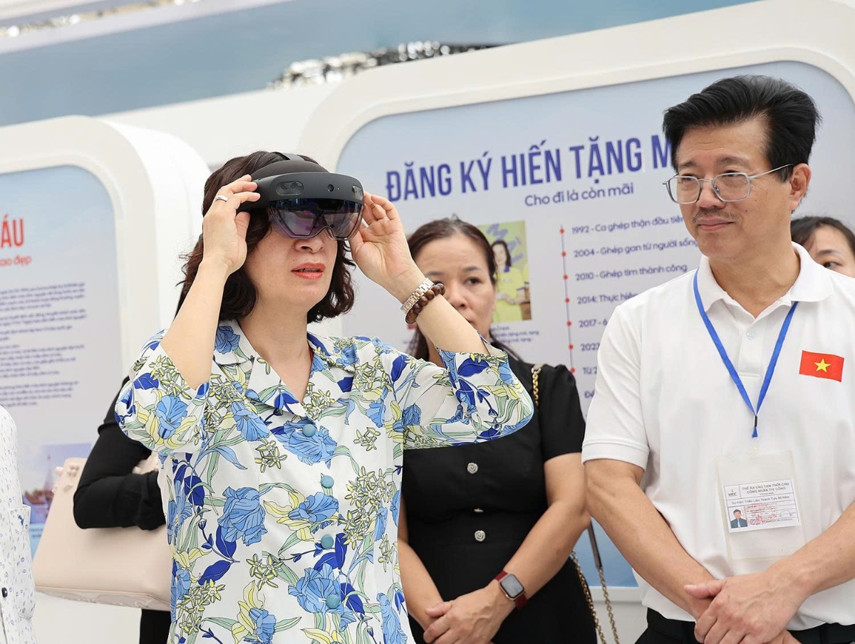 Thứ trưởng Bộ y tế Nguyễn Thị Liên Hương tham gia trải nghiệm kính thực tế ảo tăng cường HoloLens.
