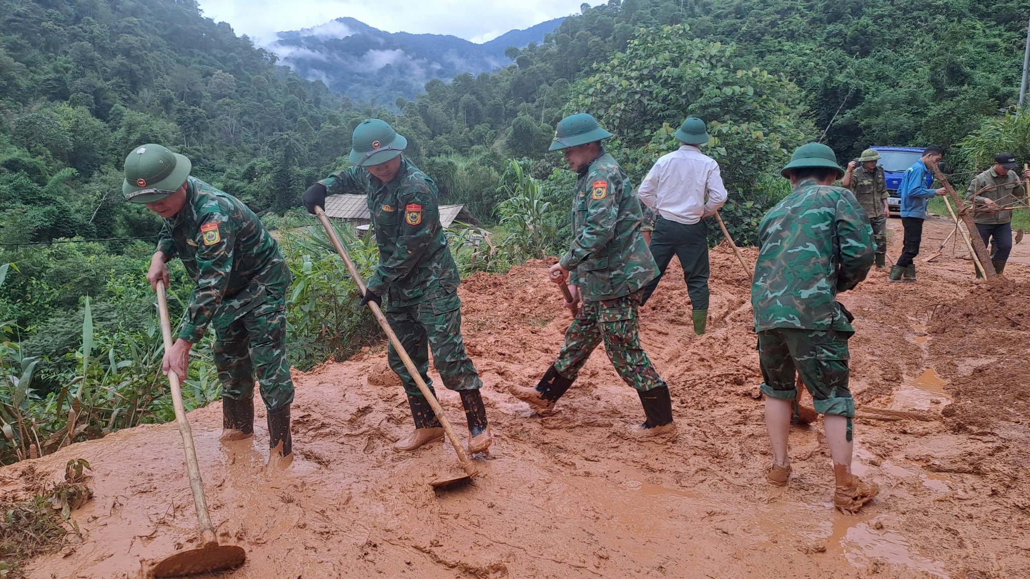 Đồn Biên phòng Tam Hợp (Nghệ An) phối hợp với lực lượng Tổng đội TNXP-9 triển khai rà soát, giải phóng đất, đá các điểm sạt lở trên trục đường giao thông liên bản. Tạo điều kiện lưu thông, đi lại cho nhân dân trên địa bàn....