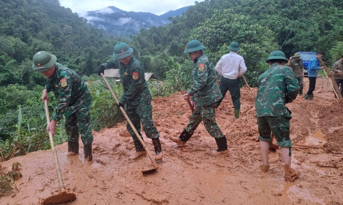 Nỗ lực từng giờ để ổn định sản xuất, sinh hoạt cho người dân vùng bão