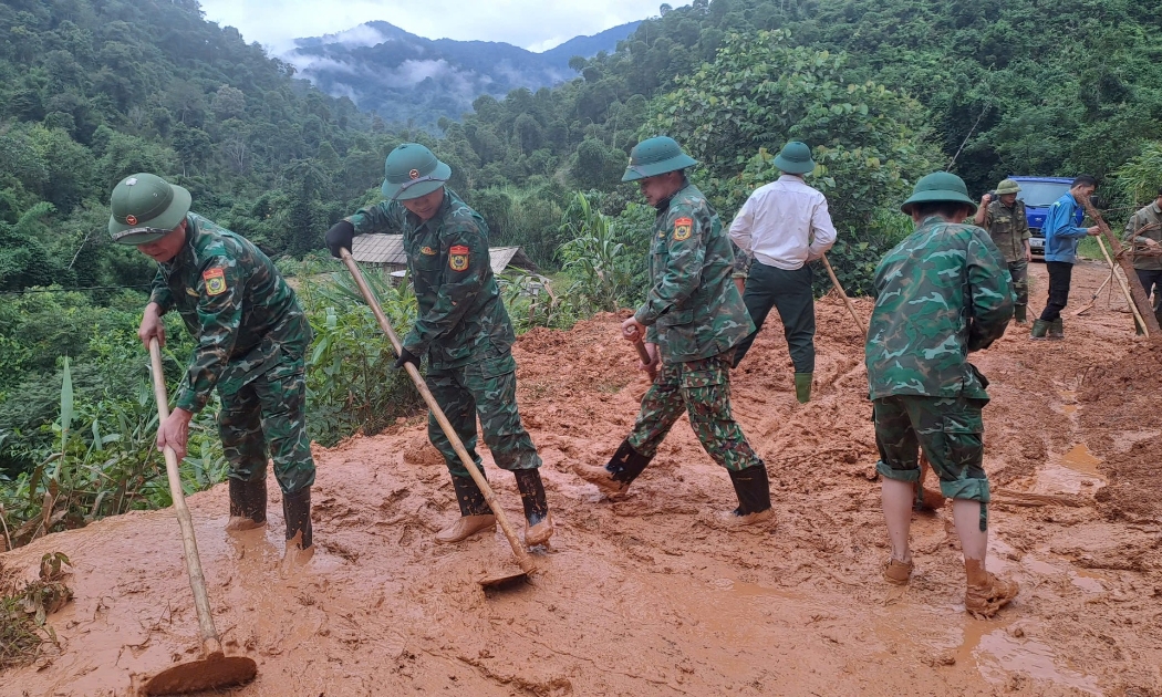 Đồn Biên phòng Tam Hợp (Nghệ An) phối hợp với lực lượng Tổng đội TNXP-9 triển khai rà soát, giải phóng đất, đá các điểm sạt lở trên trục đường giao thông liên bản. Tạo điều kiện lưu thông, đi lại cho nhân dân trên địa bàn....