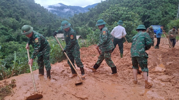 Đồn Biên phòng Tam Hợp (Nghệ An) phối hợp với lực lượng Tổng đội TNXP-9 triển khai rà soát, giải phóng đất, đá các điểm sạt lở trên trục đường giao thông liên bản. Tạo điều kiện lưu thông, đi lại cho nhân dân trên địa bàn....