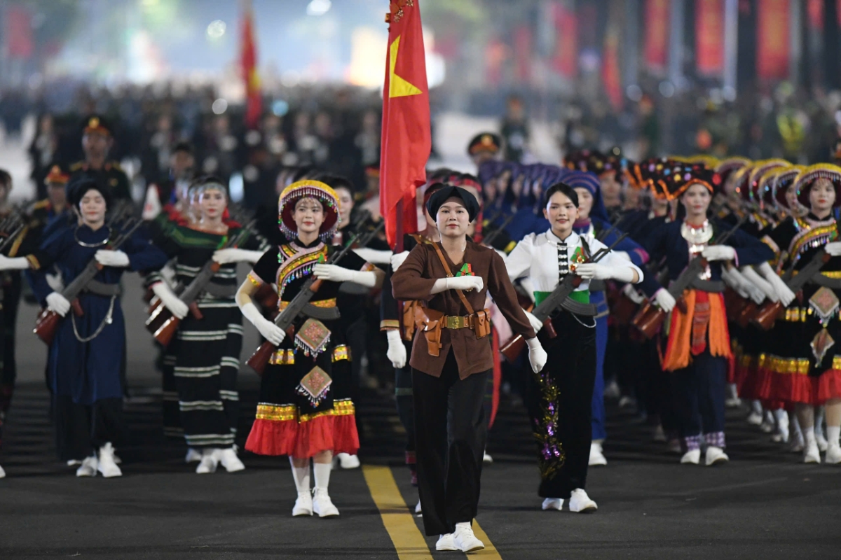 Diễu binh lực lượng vũ trang và khí tài kéo dài gần 1 tiếng; sau cùng là 13 khối quần chúng gồm cựu chiến binh, trí thức, báo chí...