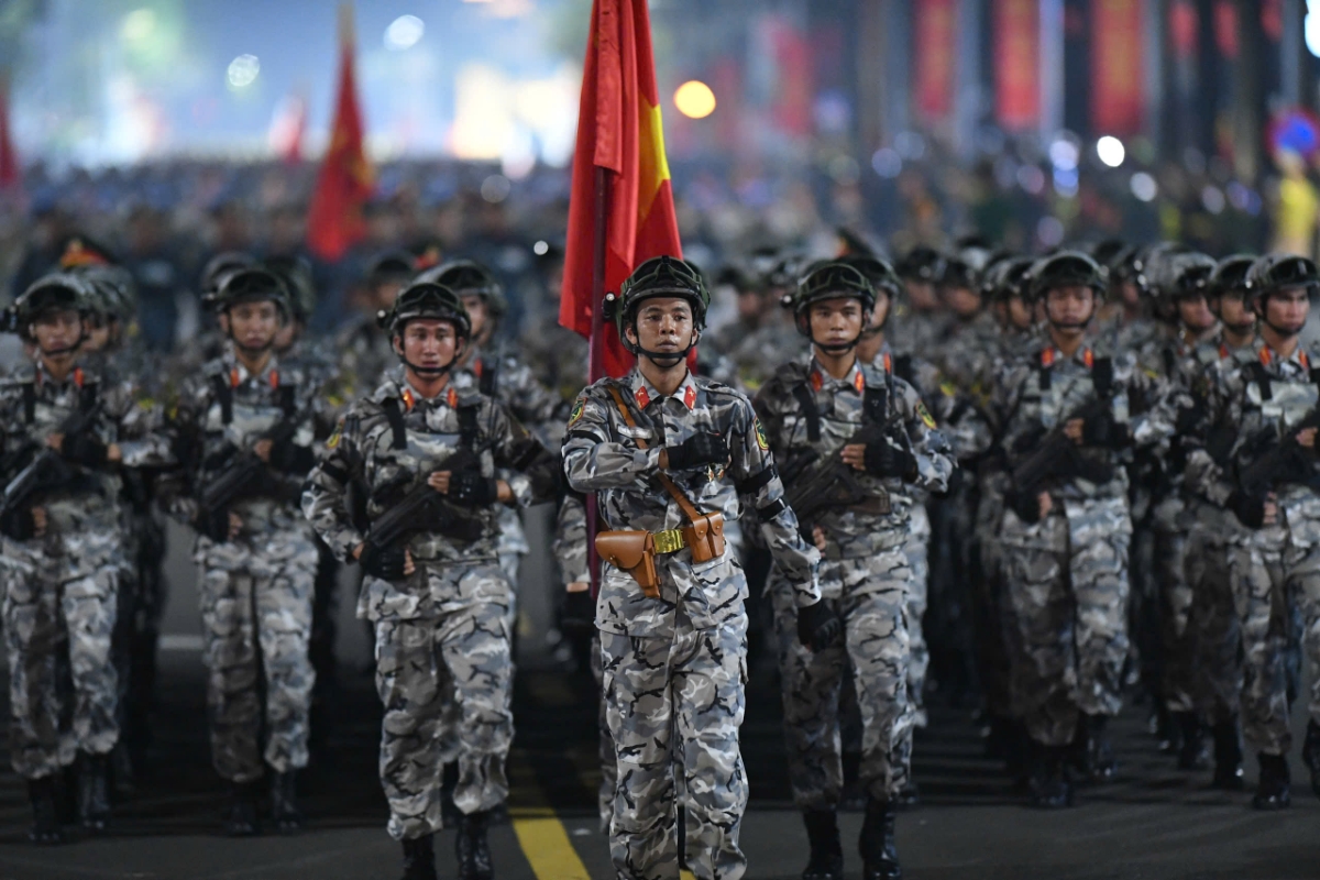 Khối diễu binh, diễu hành bao gồm các lực lượng vũ trang (quân đội, công an), khối quần chúng.